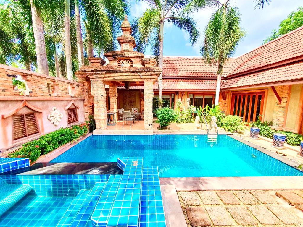 Bazén v ubytování Baan Rom Yen : Balinese Pool Villa in Rawai nebo v jeho okolí