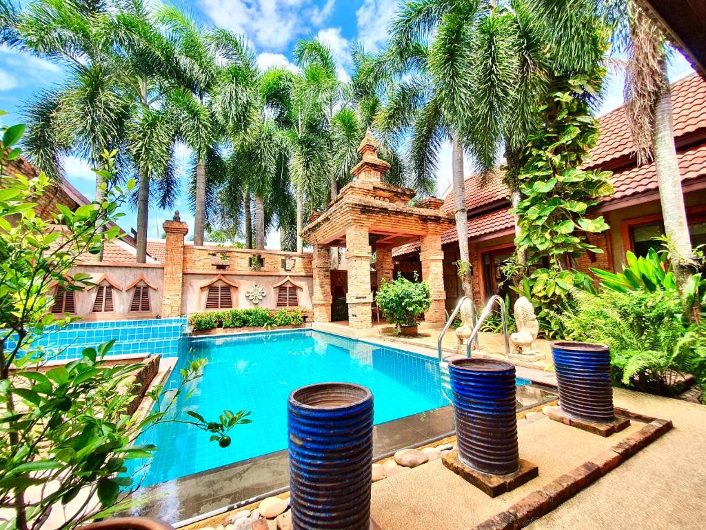 Bazén v ubytování Baan Rom Yen : Balinese Pool Villa in Rawai nebo v jeho okolí