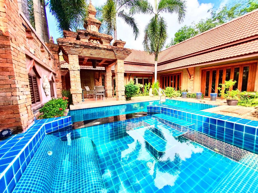 Bazén v ubytování Baan Rom Yen : Balinese Pool Villa in Rawai nebo v jeho okolí
