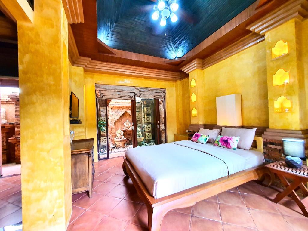 Postel nebo postele na pokoji v ubytování Baan Rom Yen : Balinese Pool Villa in Rawai
