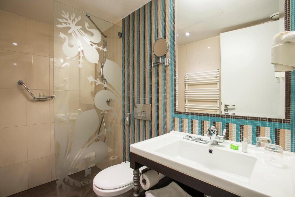 A bathroom at La Prima Fashion Hotel Budapest