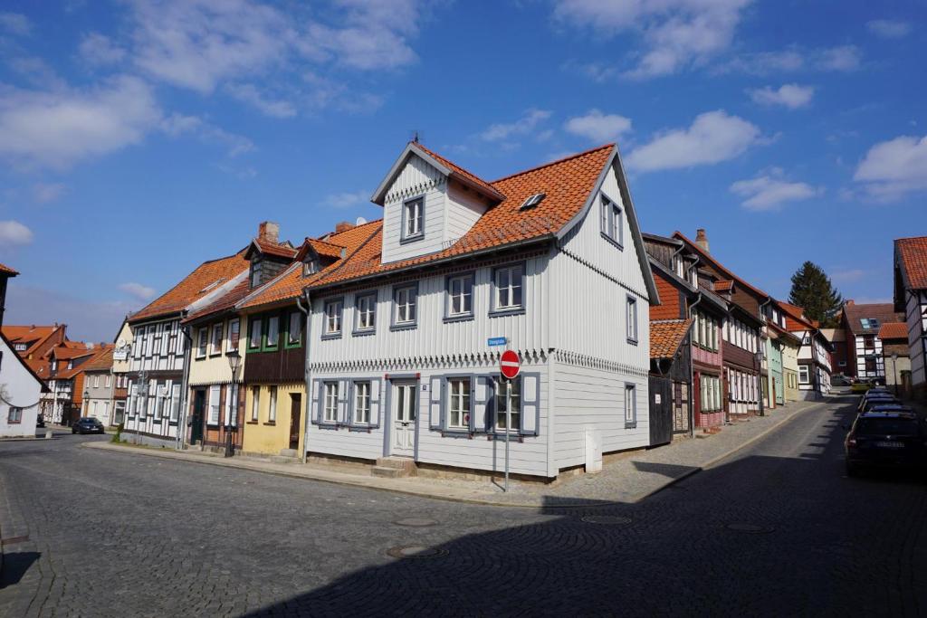 ein großes weißes Gebäude an der Straßenseite in der Unterkunft Altstadtperle Wernigerode in Wernigerode