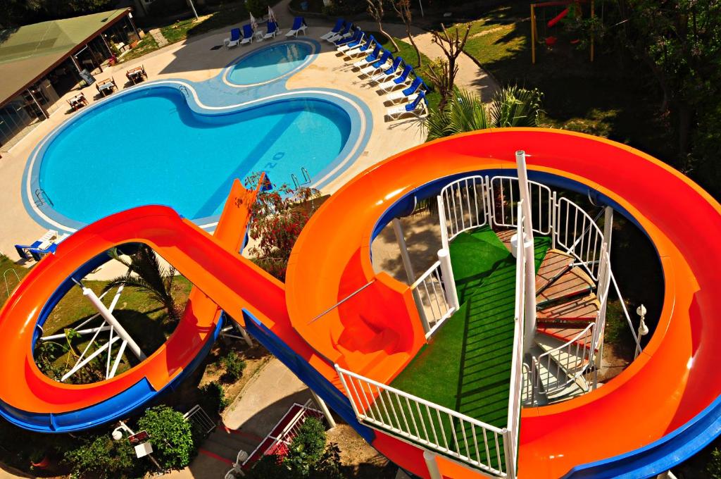 una vista aérea de un tobogán acuático en un parque acuático en Melissa Garden Apart Hotel, en Side