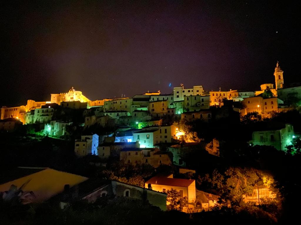 uma vista da cidade à noite em Fisolare Suite romantica per due em Capestrano