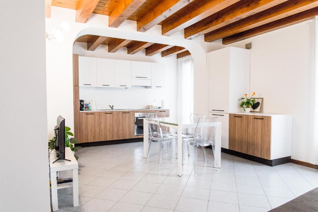 una cucina con tavolo e sedie in una stanza di INTERO APPARTAMENTO nel cuore di VICENZA a Vicenza