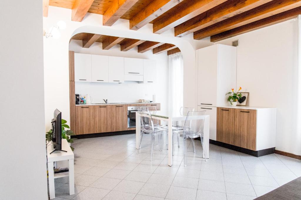 a kitchen with a table and chairs in a room at INTERO APPARTAMENTO nel cuore di VICENZA in Vicenza