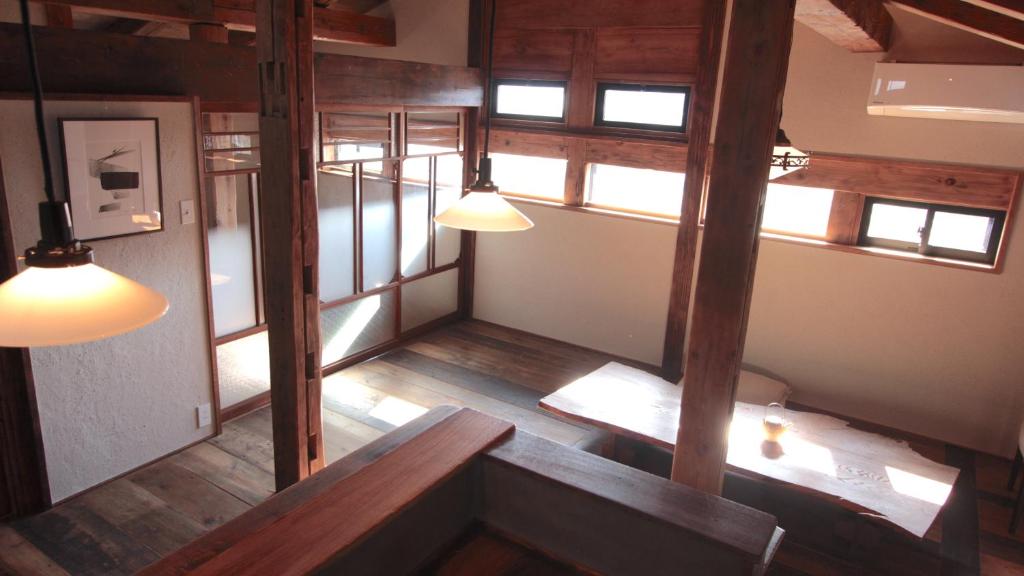 سرير بطابقين أو أسرّة بطابقين في غرفة في Komame