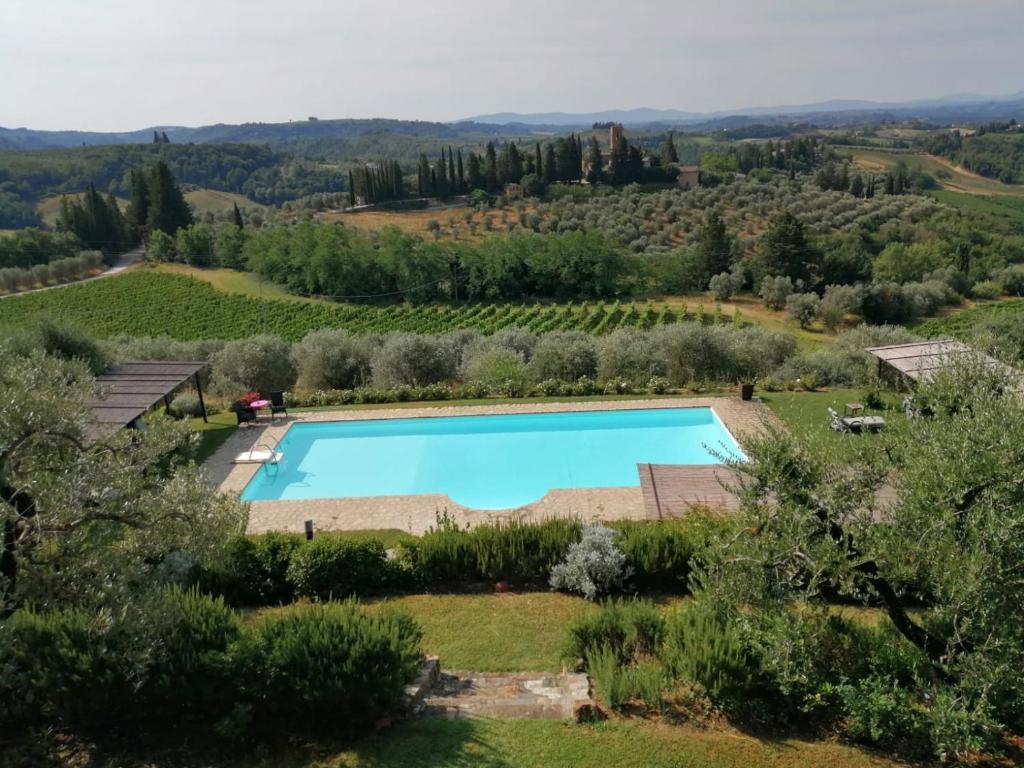 einen Blick über einen Pool auf einem Weinberg in der Unterkunft Villa il Pozzo in Certaldo