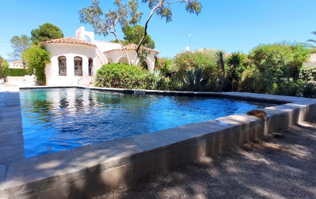 Bazén v ubytovaní Villa Dos Calas - Bonita Villa de estilo rustico y piscina de agua salada alebo v jeho blízkosti