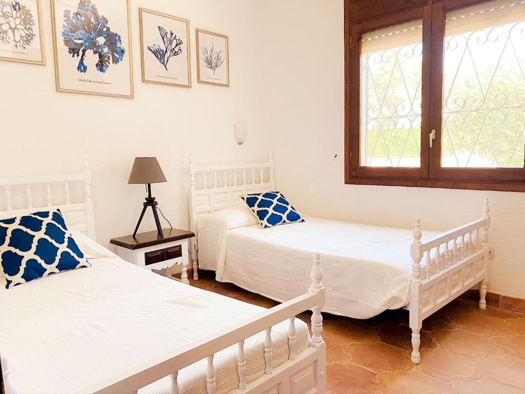 Posteľ alebo postele v izbe v ubytovaní Villa Dos Calas - Bonita Villa de estilo rustico y piscina de agua salada