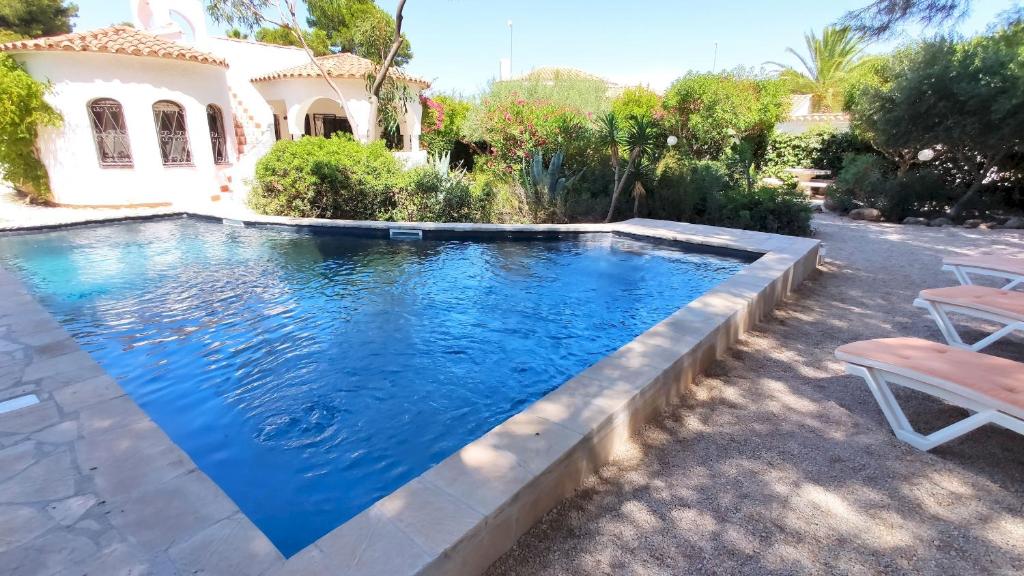 Bazén v ubytovaní Villa Dos Calas - Bonita Villa de estilo rustico y piscina de agua salada alebo v jeho blízkosti