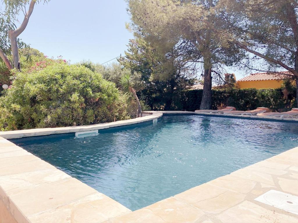 Bazén v ubytovaní Villa Dos Calas - Bonita Villa de estilo rustico y piscina de agua salada alebo v jeho blízkosti