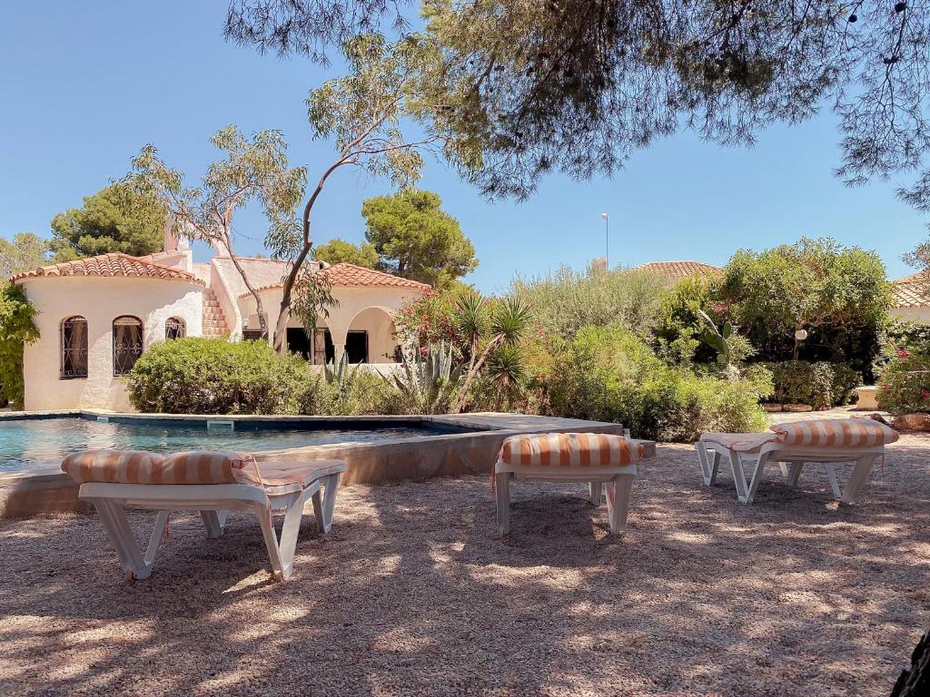 Bazén v ubytovaní Villa Dos Calas - Bonita Villa de estilo rustico y piscina de agua salada alebo v jeho blízkosti