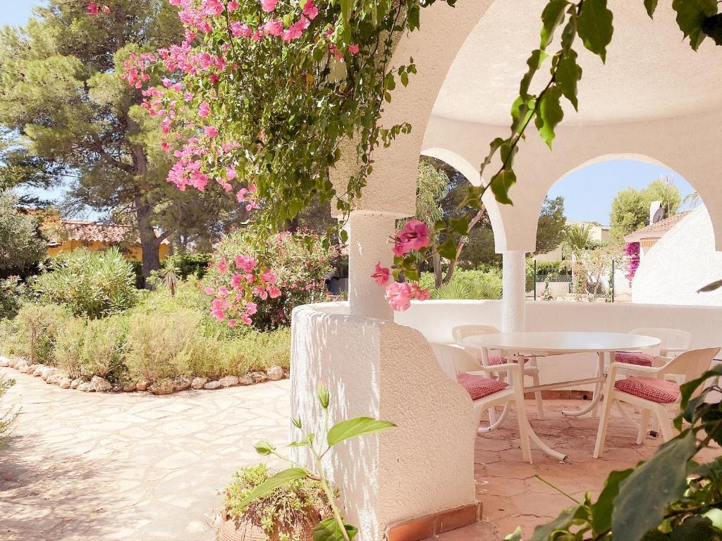 Vonkajšia záhrada v ubytovaní Villa Dos Calas - Bonita Villa de estilo rustico y piscina de agua salada