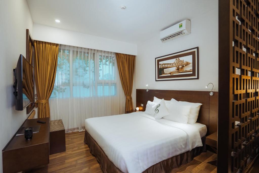 Postel nebo postele na pokoji v ubytování Thang Long Opera Hotel