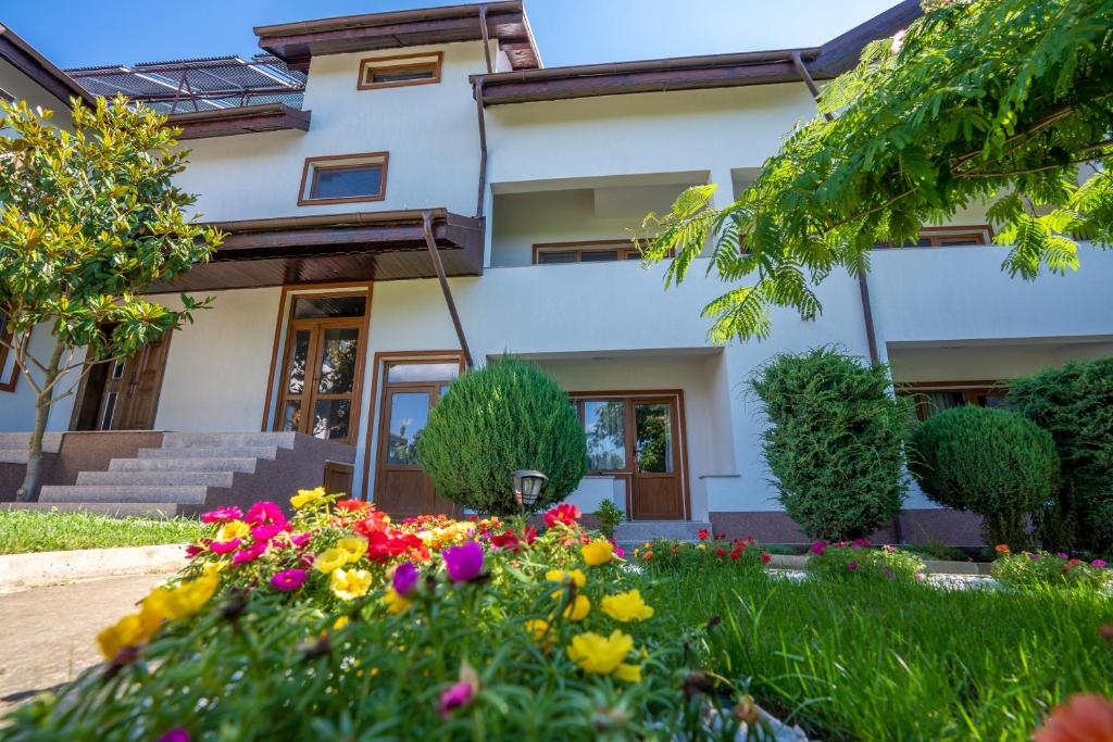 una casa con dei fiori davanti di Vila Cataleya 2 a Venus