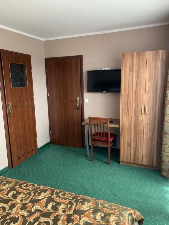 Televízia a/alebo spoločenská miestnosť v ubytovaní Pokoje Zalesie