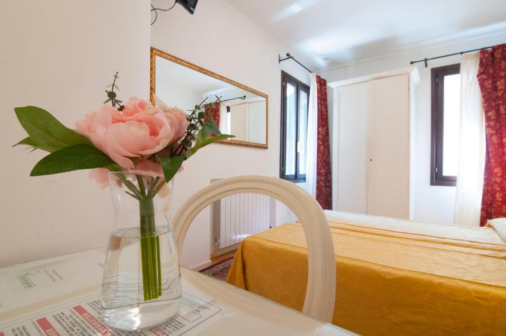 Postel nebo postele na pokoji v ubytování Albergo ai Tolentini