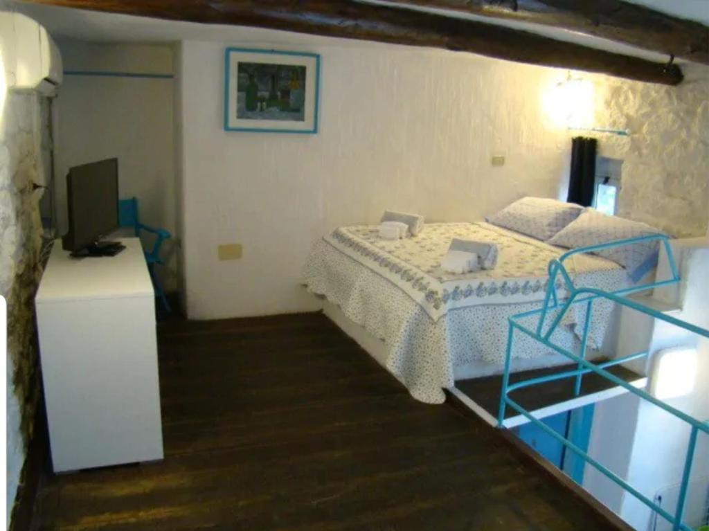 een slaapkamer met een bed en een televisie. bij Palau Flat in Palau