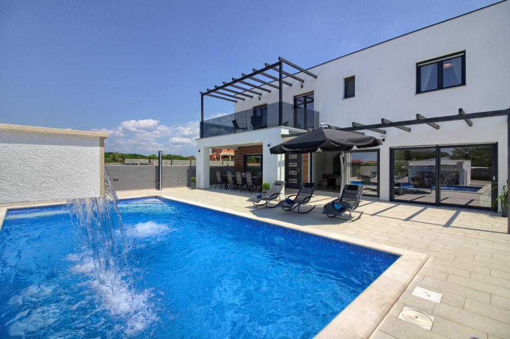 Bazén v ubytování New luxury Villa with extra heated pool with hydromassage, biliard near town center nebo v jeho okolí
