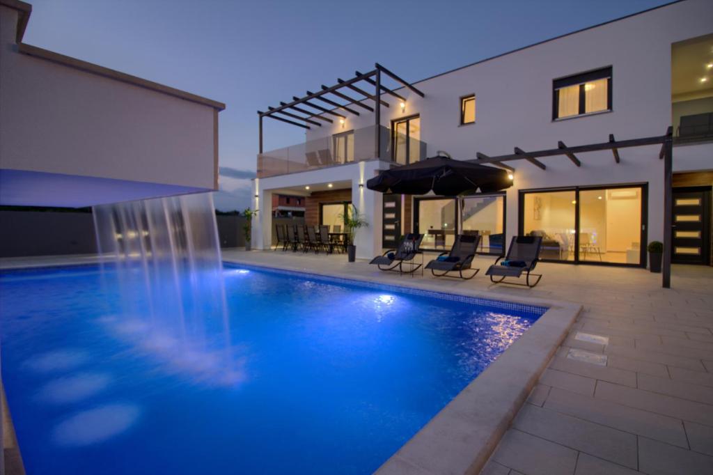 Bazén v ubytování New luxury Villa with extra heated pool with hydromassage, biliard near town center nebo v jeho okolí
