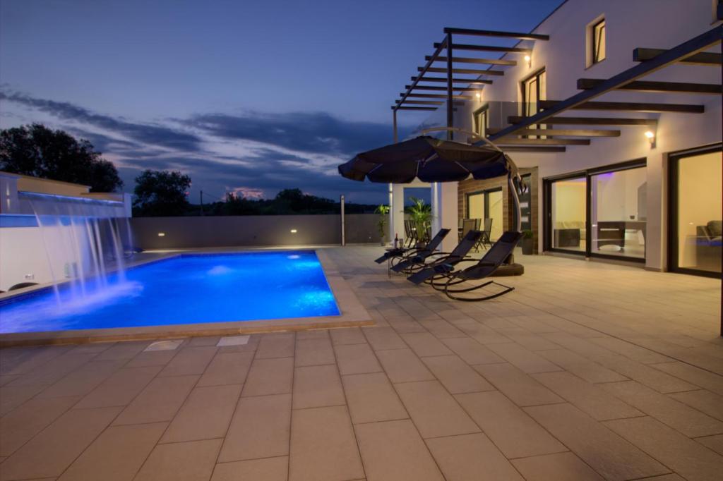 Bazén v ubytování New luxury Villa with extra heated pool with hydromassage, biliard near town center nebo v jeho okolí