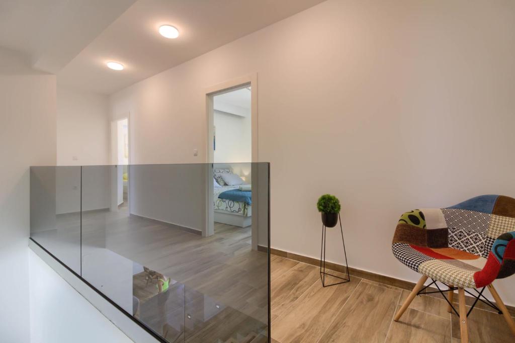Posezení v ubytování New luxury Villa with extra heated pool with hydromassage, biliard near town center