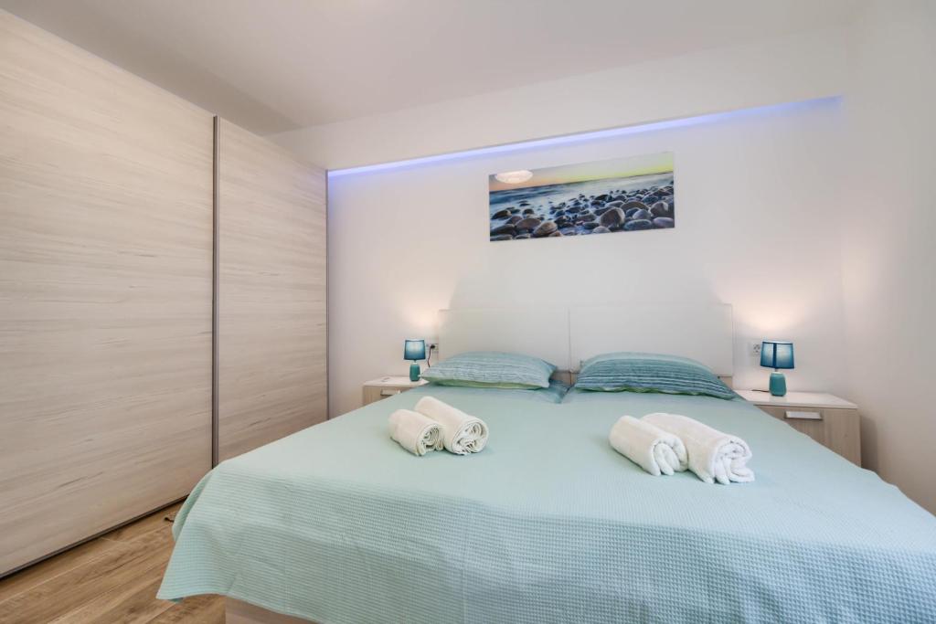 Postel nebo postele na pokoji v ubytování New luxury Villa with extra heated pool with hydromassage, biliard near town center