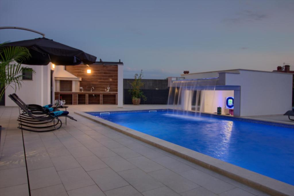 Bazén v ubytování New luxury Villa with extra heated pool with hydromassage, biliard near town center nebo v jeho okolí