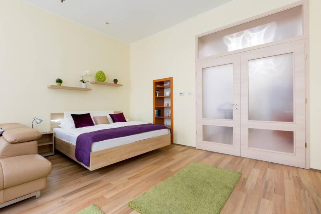 A bed or beds in a room at Luxury apartment in the city center