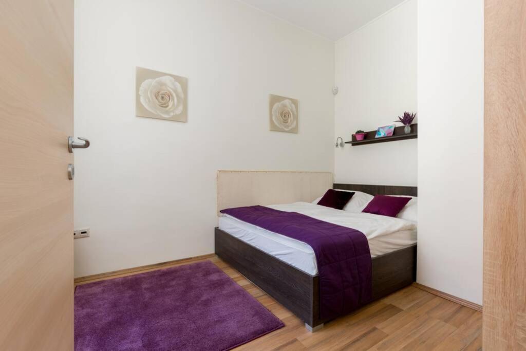 A bed or beds in a room at Luxury apartment in the city center