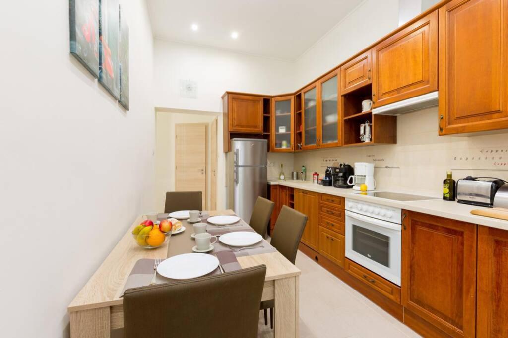 A kitchen or kitchenette at Luxury apartment in the city center