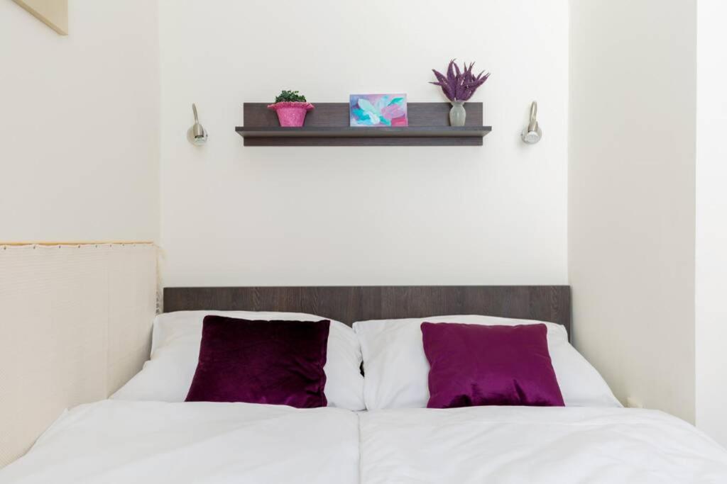 A bed or beds in a room at Luxury apartment in the city center