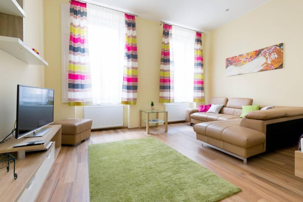 A television and/or entertainment centre at Luxury apartment in the city center