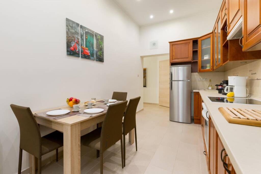 A kitchen or kitchenette at Luxury apartment in the city center