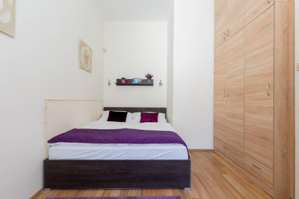 A bed or beds in a room at Luxury apartment in the city center