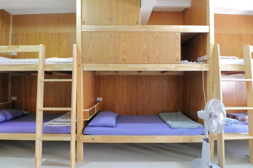 Palanda nebo palandy na pokoji v ubytování Saen Sabai Hostel