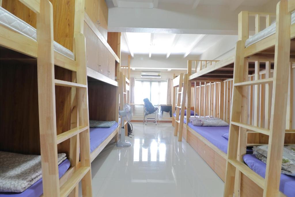Palanda nebo palandy na pokoji v ubytování Saen Sabai Hostel