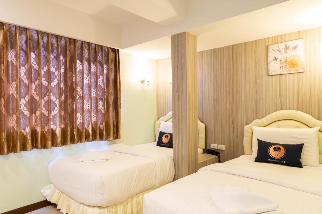 Postel nebo postele na pokoji v ubytování RoomQuest Suvarnabhumi Airport Romklao Soi 6