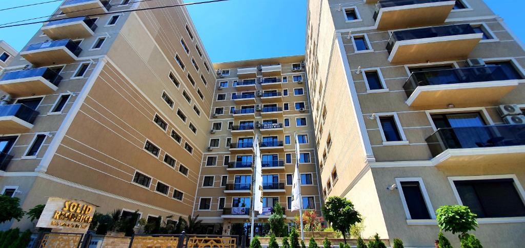 un edificio alto con balcones a un lado. en Solid Residence Mamaia, en Mamaia