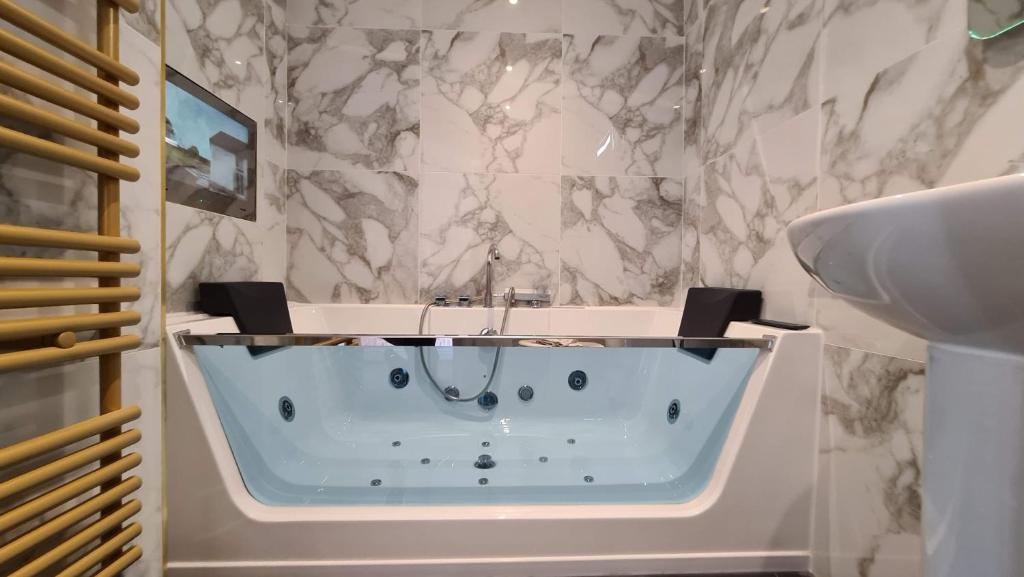 Tiffany's Hotel - Resim 12