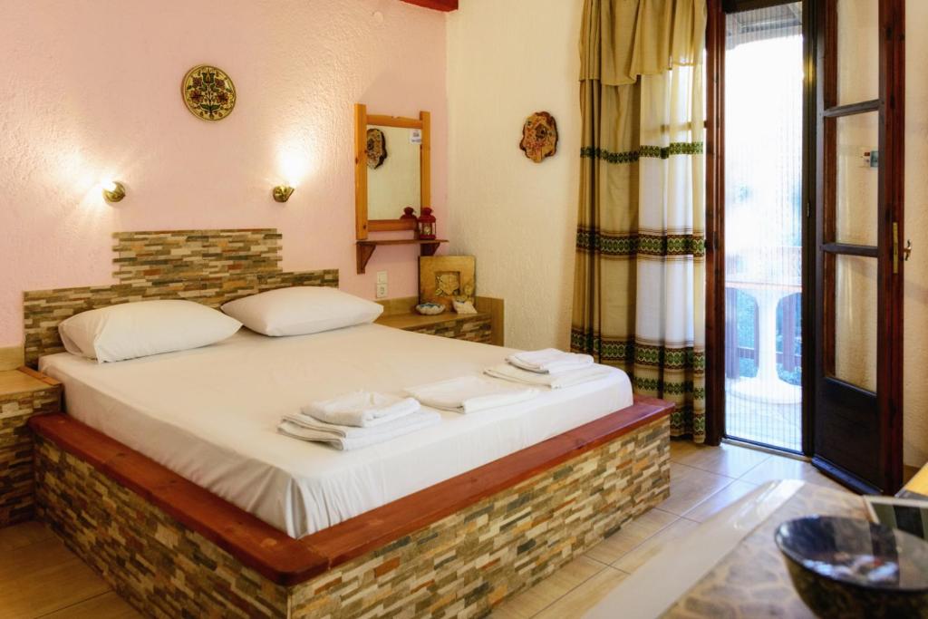 Postel nebo postele na pokoji v ubytování Spiros Rooms