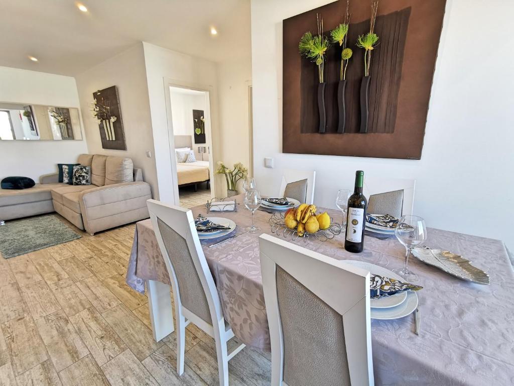 uma sala de jantar com mesa e cadeiras em Apartment Praia Rocha Waterside Blue em Portimão