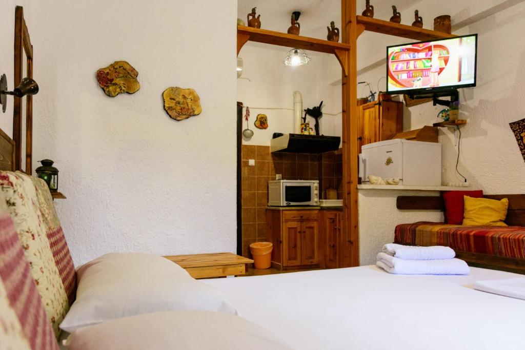 TV a/nebo společenská místnost v ubytování Spiros Rooms