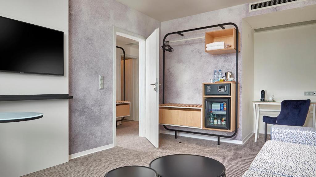 un soggiorno con letto e TV in camera di OREA Resort Santon Brno a Brno