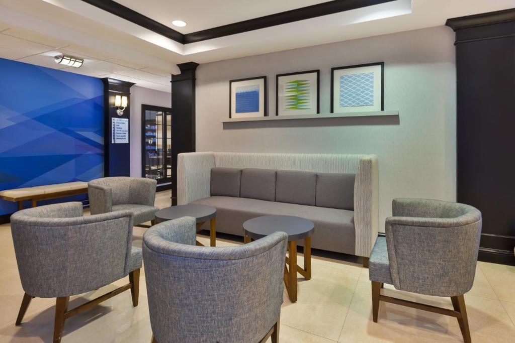 Holiday Inn Express Hotel & Suites Warminster-Horsham by IHG photo