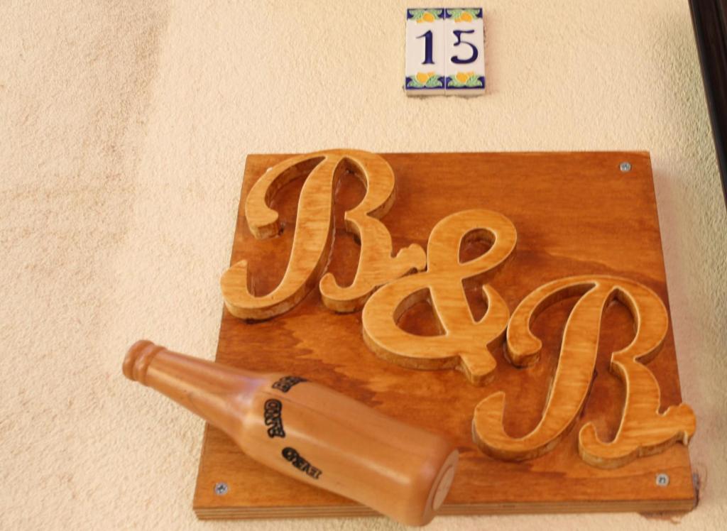 タオルミーナにあるTaormina Bed and BeerCraftの木製のカッティングボード(ビールサイン、ボトル付)