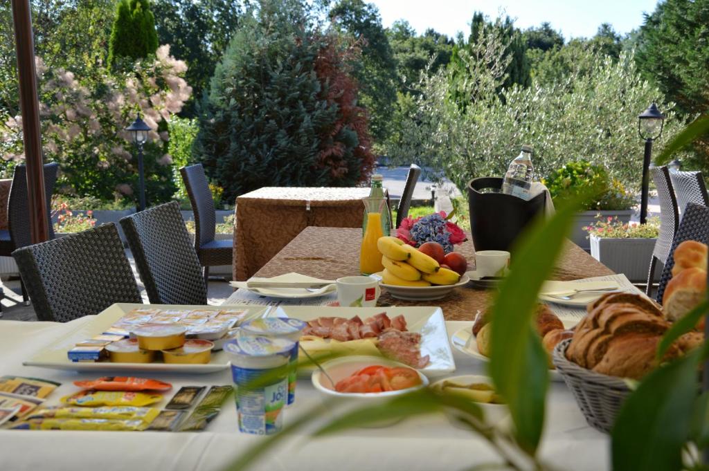 Jedlo v ubytovaní bed & breakfast alebo blízkom okolí