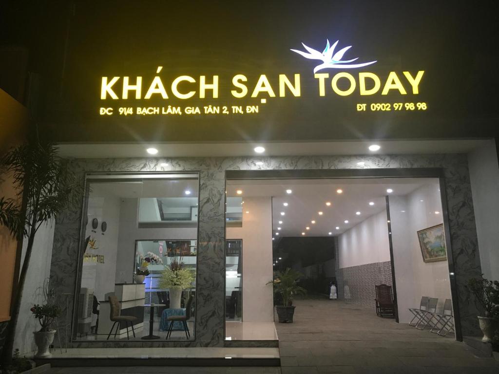 um sinal na frente de um edifício Kich Saan hoje em Khách Sạn Today em Xã Gia Tân