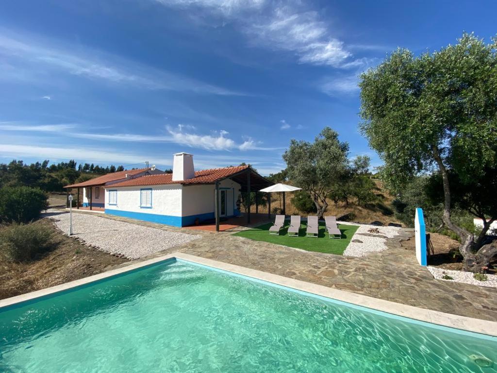 una piscina frente a una casa en Monte das Pedras - Avis, en Avis